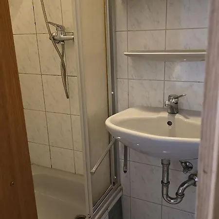 Gaestehaus Mit 12 Zimmern, 25 Betten, 2 Kuechen, Dusche, Wc Und Grosse Terrasse Apartman